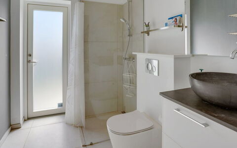 Nimrod - 300M from the Sea: Flooring, Wand, Fussboden, Interior Design, Holz, Decke, Holzboden, Beleuchtung, Möbel, Laminatboden