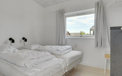 Nimrod - 300M from the Sea: Flooring, Wand, Fussboden, Interior Design, Holz, Decke, Holzboden, Beleuchtung, Möbel, Laminatboden