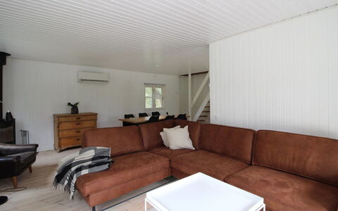 Annlouise - 300M from the Sea: Couch, Wand, Flooring, Holz, Fussboden, Interior Design, Wohnzimmer, Möbel, Decke