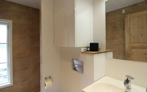 Annlouise - 300M from the Sea: Bad Sink, Flooring, Armatur, Wand, Interior Design, Sinken, Fussboden, Badezimmer, Holz, Zapfhahn