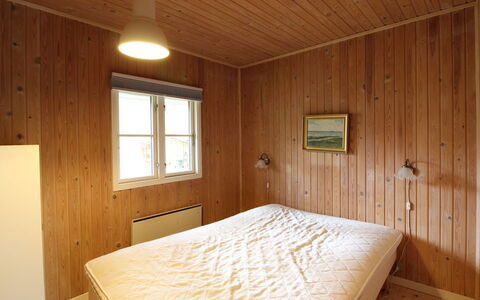 Annlouise - 300M from the Sea: Flooring, Fussboden, Wand, Holz, Interior Design, Schlafzimmer, Decke, Bett, Zimmer, Holzboden