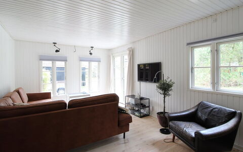 Annlouise - 300M from the Sea: Holz, Interior Design, Flooring, Couch, Wohnzimmer, Zuhause, Fussboden, Decke, Möbel, Holzboden