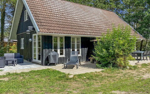 Annlouise - 300M from the Sea: Haus, Dach, Hütte, Zuhause, Abstellgleis, Rasen, Garten, Gartenbauten, Estate, Veranda
