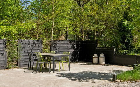 Hunding - 7Km from the Sea: Wohnung, Schatten, Balkon, Stuhl, Zaun, Gartenmöbel, Aluminium, Kunstrasen