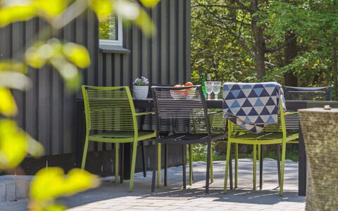 Hunding - 7Km from the Sea: Wohnung, Schatten, Balkon, Stuhl, Zaun, Gartenmöbel, Aluminium, Kunstrasen
