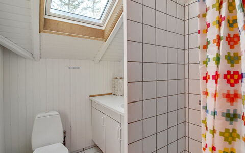 Frandsine - 800M from the Sea: Flooring, Wand, Interior Design, Fussboden, Armatur, Holz, Decke, Badezimmer, Zimmer, Installation