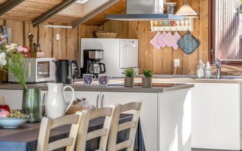 Frandsine - 800M from the Sea: Küche, Küchengerät, Möbel, Countertop, Interior Design, Major Appliance, Holz, Flooring, Decke, Cabinetry
