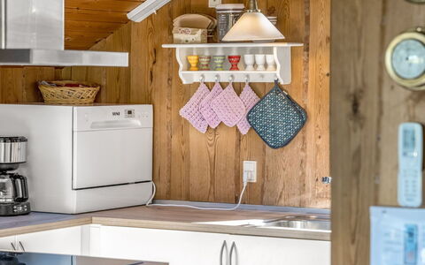 Frandsine - 800M from the Sea: Küche, Holz, Küchengerät, Interior Design, Major Appliance, Countertop, Möbel, Flooring, Zimmer, Zuhause