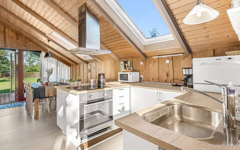 Frandsine - 800M from the Sea: Holz, Decke, Küche, Interior Design, Zuhause, Countertop, Major Appliance, Armatur, Zimmer, Dachboden