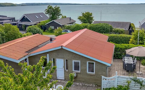 Eilke - 50M from the Sea: Hütte, Zuhause, Haus, Dach, Veranda, Estate, Abstellgleis, Gartenbauten, Bauernhaus, Garten