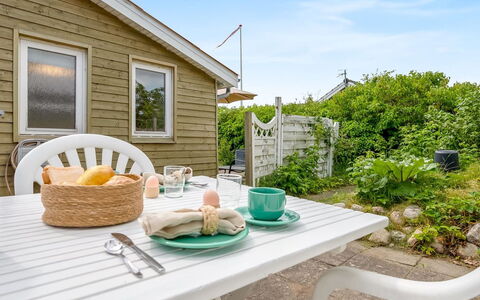 Eilke - 50M from the Sea: Hütte, Zuhause, Haus, Dach, Veranda, Estate, Abstellgleis, Gartenbauten, Bauernhaus, Garten