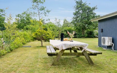 Hanne - 300M from the Sea: Dach, Haus, Zuhause, Hütte, Abstellgleis, Estate, Auffahrt, Gartenbauten, Garten, Schuppen