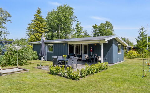 Hanne - 300M from the Sea: Dach, Haus, Zuhause, Hütte, Abstellgleis, Estate, Auffahrt, Gartenbauten, Garten, Schuppen