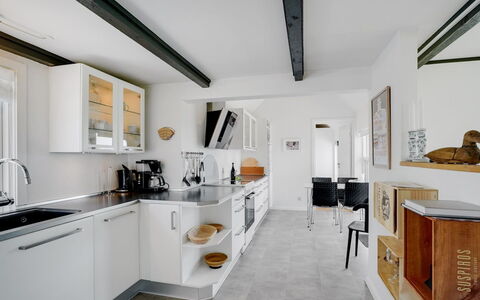 Edvia - 700M to the Fjord: Küche, Interior Design, Countertop, Flooring, Möbel, Decke, Cabinetry, Küchengerät, Fussboden, Light Fixture