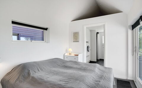 Edvia - 700M to the Fjord: Decke, Interior Design, Zuhause, Fussboden, Zimmer, Schlafzimmer, Daylighting, Light Fixture, Bett