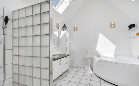 Edvia - 700M to the Fjord: Interior Design, Armatur, Flooring, Decke, Badewanne, Fussboden, Badezimmer, Zapfhahn, Installation, Zimmer