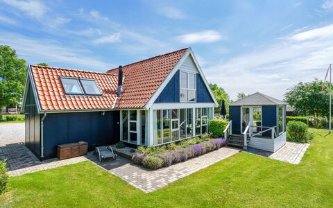 Edvia - 700M to the Fjord: Blau, Zuhause, Dach, Haus, Wohngebiet, Die Architektur, Hütte, Estate, Rasen, Garten