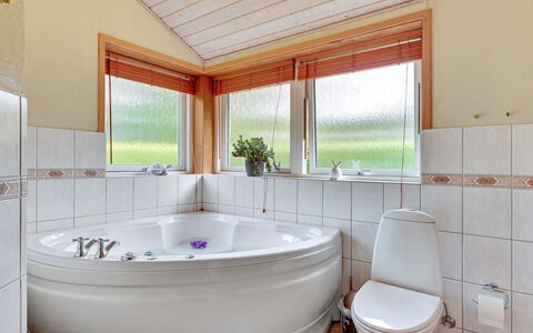 Anselm: Badewanne, Armatur, Interior Design, Flooring, Decke, Fussboden, Installation, Badezimmer, Zapfhahn, Zimmer