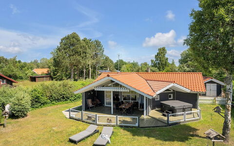 Waltraud - 500M from the Sea: Holz, Dach, Zuhause, Haus, Die Architektur, Abstellgleis, Grundstueck, Hütte, Schuppen, Gartenbauten