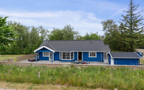 Hæryst - 175M from the Sea: Wohngebiet, Dach, Vorort, Auffahrt, Estate, Kamin