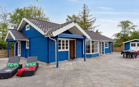 Hæryst - 175M from the Sea: Wohngebiet, Dach, Vorort, Auffahrt, Estate, Kamin