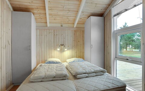Arwed - from the Sea: Holz, Decke, Interior Design, Schlafzimmer, Fussboden, Flooring, Bett, Zimmer, Light Fixture, Bedding