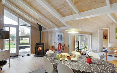 Arwed - from the Sea: Holz, Decke, Interior Design, Light Fixture, Zuhause, Flooring, Möbel, Hütte, Zimmer, Wohnzimmer