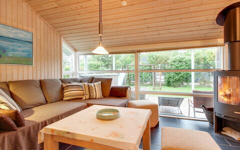 Albertina - 200M from the Sea: Dach, Haus, Zuhause, Hütte, Tür, Abstellgleis, Deck, Veranda, Planke, Hartholz