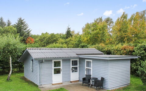 Albertina - 200M from the Sea: Dach, Haus, Zuhause, Hütte, Tür, Abstellgleis, Deck, Veranda, Planke, Hartholz