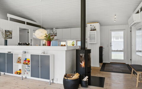Aleia - 1.6Km from the Sea: Flooring, Interior Design, Fussboden, Decke, Möbel, Cabinetry, Holzboden, Küche, Zimmer, Haushaltsgerät