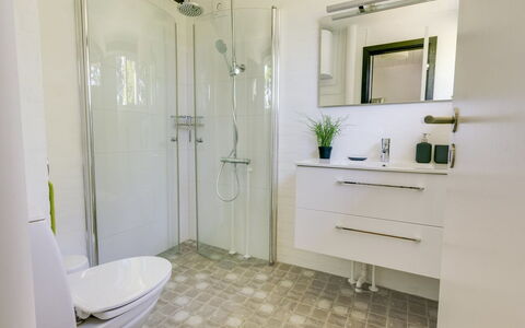 Enya - 600M from the Sea: Flooring, Armatur, Badezimmer, Interior Design, Fussboden, Badezimmerschrank, Toilette, Installation, Bad Sink, Fliese