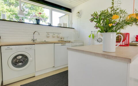 Enya - 600M from the Sea: Flooring, Interior Design, Fussboden, Major Appliance, Waschmaschine, Countertop, Küche, Decke, Zapfhahn, Beleuchtung