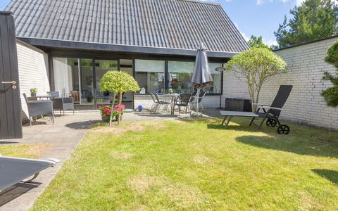 Enya - 600M from the Sea: Wohngebiet, Dach, Vorort, Auffahrt, Estate, Kamin