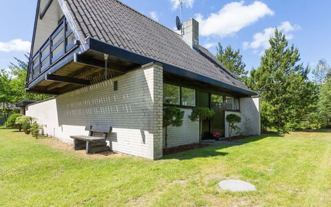 Enya - 600M from the Sea: Wohngebiet, Dach, Vorort, Auffahrt, Estate, Kamin