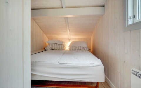 Selver - 250M from the Sea: Flooring, Fussboden, Holz, Interior Design, Schlafzimmer, Decke, Möbel, Zimmer, Bett, Bettdecke