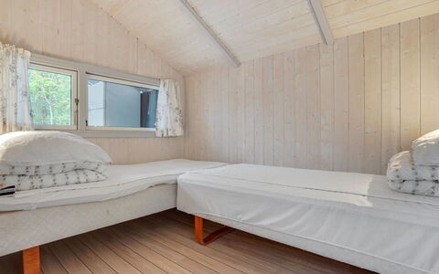 Selver - 250M from the Sea: Holz, Flooring, Fussboden, Schlafzimmer, Interior Design, Decke, Bett, Möbel, Zimmer, Hartholz