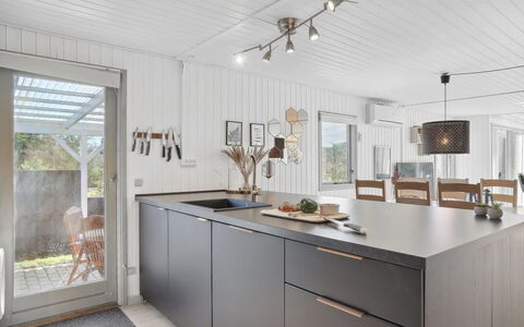 Tarja - 150M from the Sea: Küche, Holz, Flooring, Countertop, Interior Design, Fussboden, Möbel, Decke, Cabinetry, Küchengerät