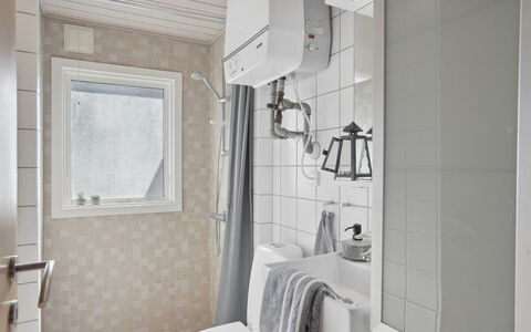 Tarja - 150M from the Sea: Wand, Badezimmer, Armatur, Interior Design, Flooring, Fussboden, Toilette, Installation, Zimmer, Sinken