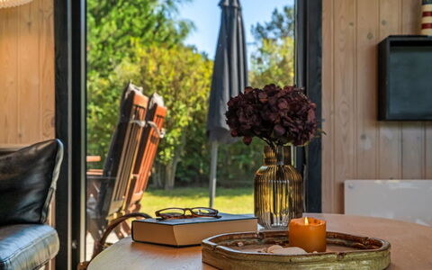 Litle - 600M from the Sea: Möbel, Holzbeize, Stuhl, Hartholz, Kaffetisch, Gartenbauten, Eco Hotel, Zimmerpflanze, Wohnzimmer, Lack