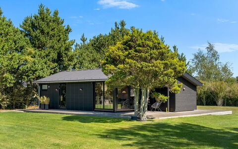 Litle - 600M from the Sea: Dach, Zuhause, Hütte, Tür, Ground, Gartenbauten, Bauernhaus, Garten, Schatten, Rasen