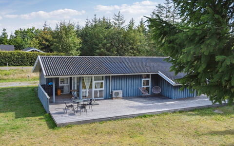 Antoinette - 500M from the Sea: Haus, Zuhause, Wohngebiet, Dach, Hütte, Grundstueck, Estate, Garten, Garten, Abstellgleis