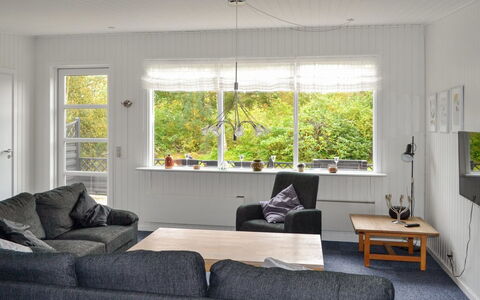 Raya - 250M from the Sea: Möbel, Interior Design, Flooring, Couch, Fussboden, Holz, Wohnzimmer, Decke, Zuhause, Zimmer