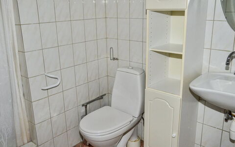 Raya - 250M from the Sea: Toilleten Sitz, Badezimmer, Armatur, Bad Sink, Flooring, Toilette, Fussboden, Sinken, Interior Design, Installation