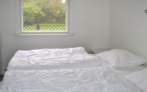 Raya - 250M from the Sea: Schlafzimmer, Bett, Bedding, Bettdecke, Linens, Fussboden, Bettrahmen, Zimmer, Duvet