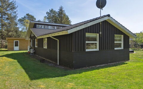 Petri - 500M from the Sea: Hütte, Zuhause, Haus, Dach, Veranda, Estate, Abstellgleis, Gartenbauten, Bauernhaus, Garten