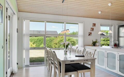 Bertram - 1.9Km from the Sea: Dachdecken, Hütte, Haus, Dach, Zuhause, Bauernhaus, Hütte, Estate, Dorf