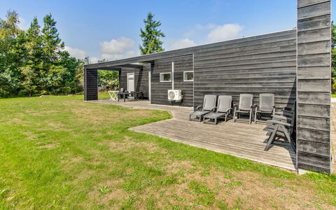 Edda - 400M from the Sea: Dach, Haus, Grundstueck, Zuhause, Hütte, Estate, Gartenbauten, Schatten, Blockhaus, Landscaping