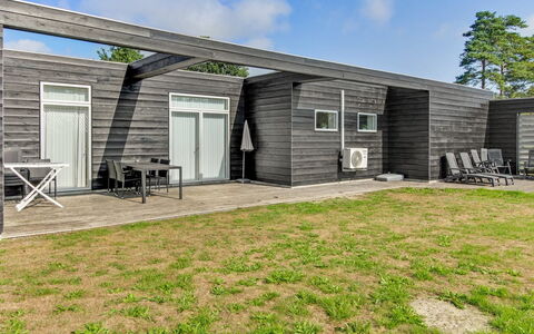 Edda - 400M from the Sea: Dach, Haus, Grundstueck, Zuhause, Hütte, Estate, Gartenbauten, Schatten, Blockhaus, Landscaping