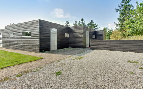 Edda - 400M from the Sea: Dach, Haus, Grundstueck, Zuhause, Hütte, Estate, Gartenbauten, Schatten, Blockhaus, Landscaping