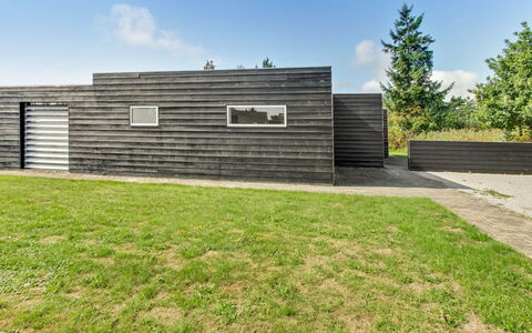 Edda - 400M from the Sea: Dach, Haus, Grundstueck, Zuhause, Hütte, Estate, Gartenbauten, Schatten, Blockhaus, Landscaping